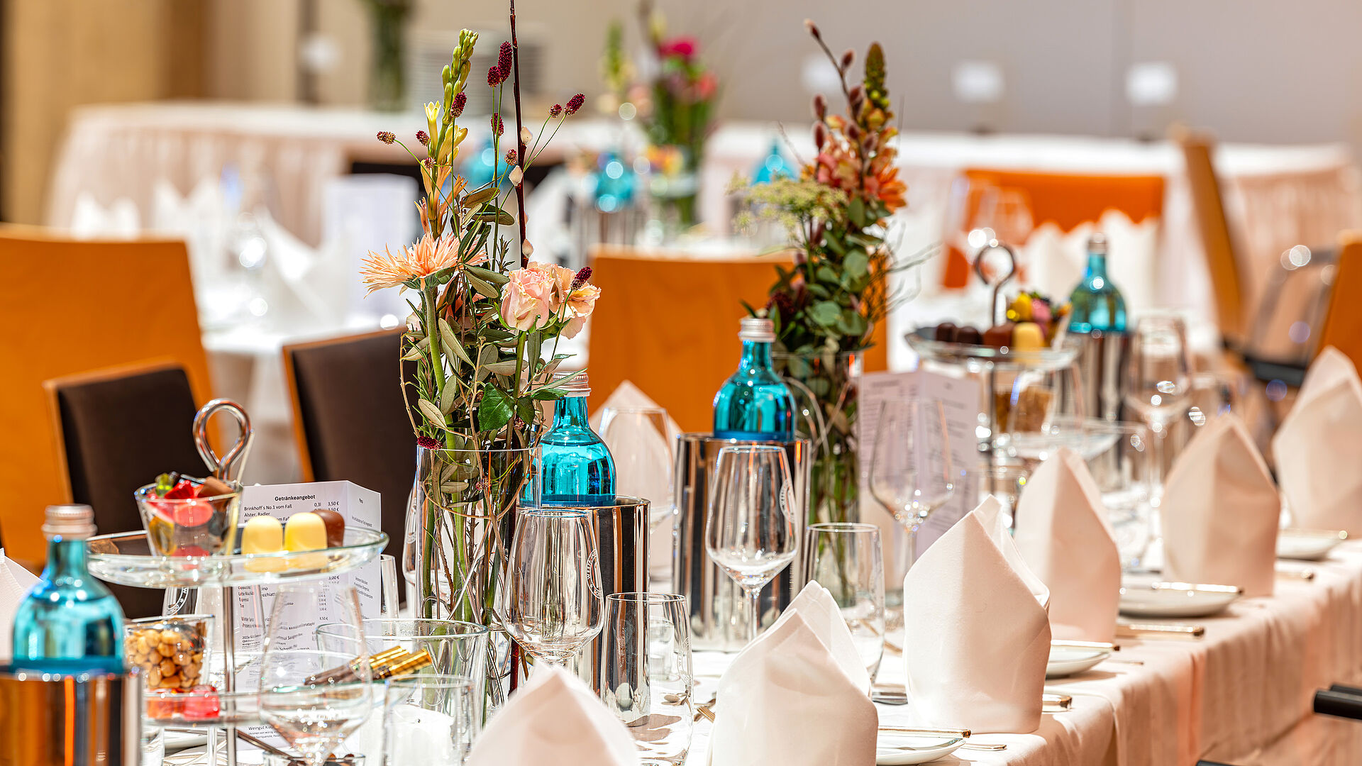 Geschmückte Tische im WIK Festsaal