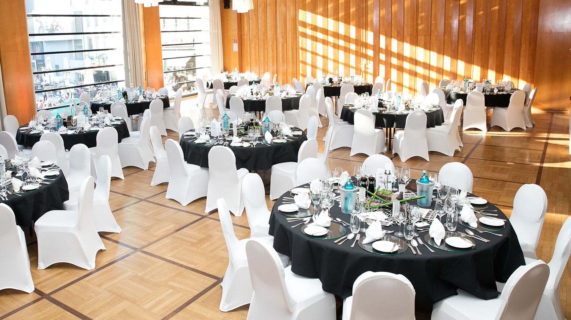 Gedeckte Tische im WIK Festsaal Gedeckte Tische im WIK Festsaal